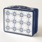 A blue and white metal lunchbox with a geometric  (Devant)