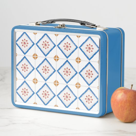 A blue metal lunchbox features a geometric tile  (En situation)