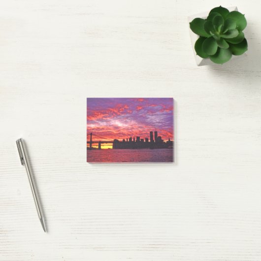 A Brilliant Sunset, Silhouette Of Lower Manhattan. Post-it® Notes (Kantoor)