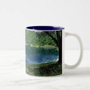 À Côté De La Mug Des Eaux Profondes