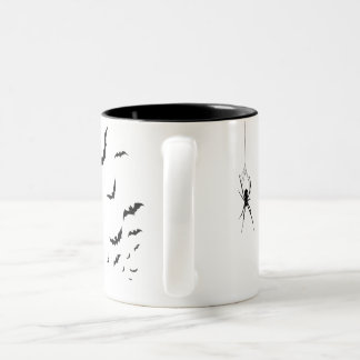 A cute Halloween mug for halloween party. Tweekleurige Koffiemok