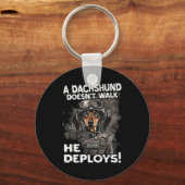 A Dachshund Doesn’t Walk He Deploys _ Wiener Dog Sleutelhanger (Voorkant)