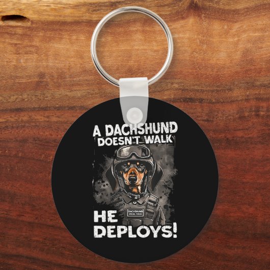 A Dachshund Doesn’t Walk He Deploys _ Wiener Dog Sleutelhanger (Voorkant)