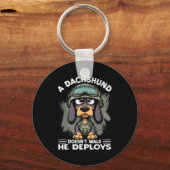 A Dachshund Doesn’t Walk He Deploys _ Wiener Dog  Sleutelhanger (Voorkant)