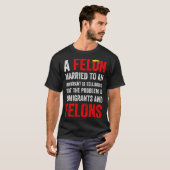 A Felon Married To An Immigrant Is Telling Us That T-shirt (Voorkant volledig)