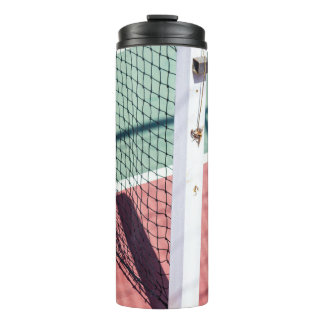 A FOCUSED SHOT OF A POST ON ONE SIDE OF A TENNIS N THERMOSBEKER