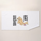A Good Day Starts With Coffee & Giraffe Gift Funny (Serviette de bain)