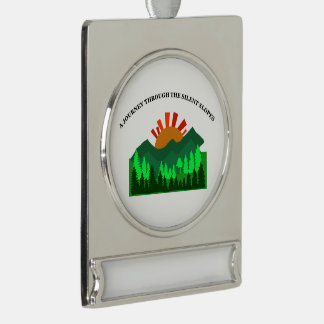 A Journey Through the Silent Slopes Retro Mountain Verzilverd Banner Ornament