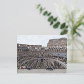 A l'intérieur de la carte postale Colosseo romaine (Debout devant)