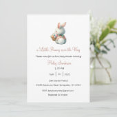 A Little Bunny is on the Way Invitation (Debout devant)