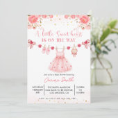 A  Little Sweetheart Baby Shower Invitation (Debout devant)
