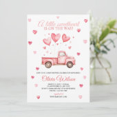 A Little Sweetheart Baby Shower Invitation  (Debout devant)
