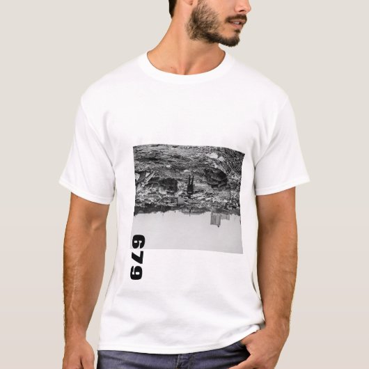 a mountain t-shirt (Voorkant)