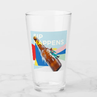 A playful “Sip Happens” drink glass Glas
