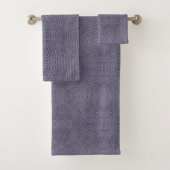 A set of purple towels with a diamond pattern (En situation)