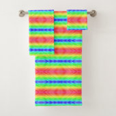 A set of towels displayed on a rod in vibrant  (En situation)