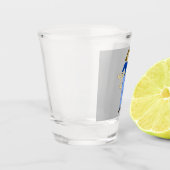 A Shot fille avec un verre à queue (Gauche)
