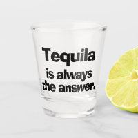Tequila est toujours la réponse verre à chaud