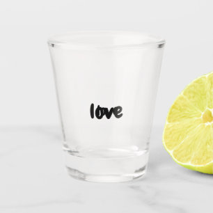 A Shot verre avec le mot amour écrit dessus