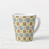 A tall white mug features a colorful pattern (Angle droit)