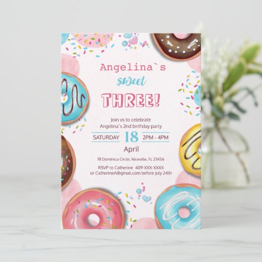 A vibrant birthday invitation with donuts. (Debout devant)