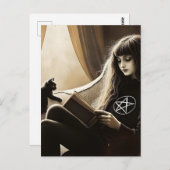A witch reads with her black kitten briefkaart (Voorkant / Achterkant)