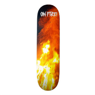 Aan boord van een vuurkarton skateboard