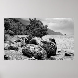 Aan de kust van Loch Ness met het monster Poster