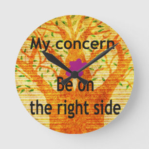 Aan de rechterkant staan ronde klok