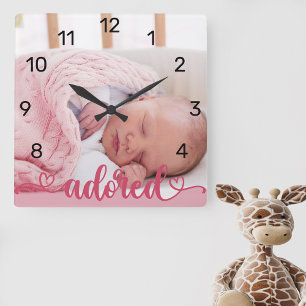 Aanbedacht Baby Meisje Foto Roze Kinderkamer Vierkante Klok