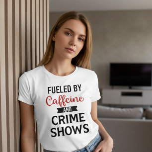 Aangedreven door cafeïne en True Crime T-shirt
