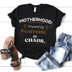 Aangedreven door Caffeïne en Chaos Moederschap T-s T-shirt