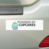 Aangedreven door cupcakes bumpersticker (Op auto)
