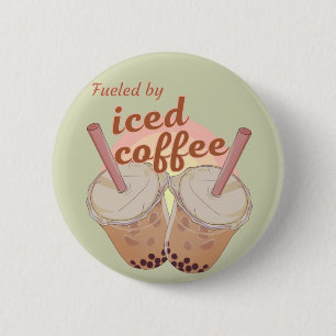 aangedreven door ijskoude koffie. geschenk voor ij ronde button 5,7 cm