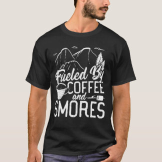 Aangedreven door koffie en Smores kampeer vuur Cam T-shirt