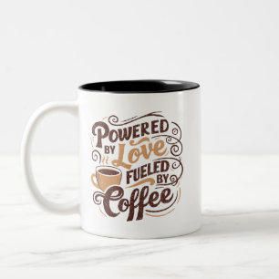 Aangedreven door liefde gevoed door koffie-Mok Tweekleurige Koffiemok