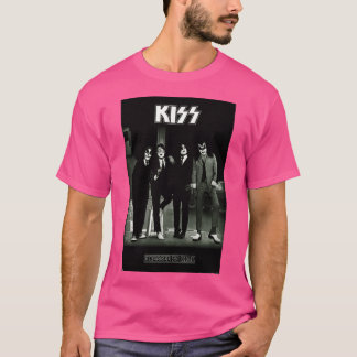 Aangeklede jongen zoent t-shirt