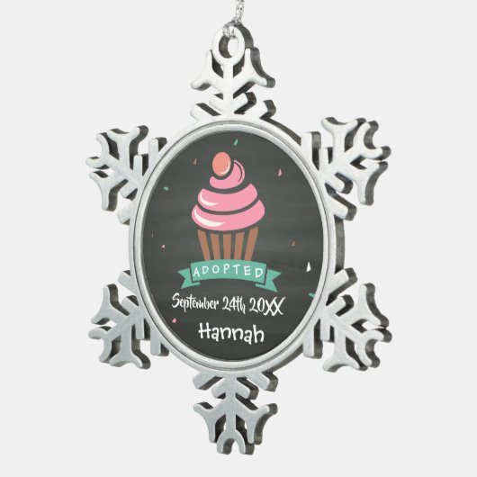 Aangenomen Cupcake - Aangepaste naam Datum Tin Sneeuwvlok Ornament (Rechts)