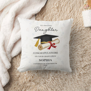 Aangepast afstudeercadeau voor dochter met naam en kussen