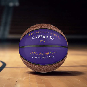 Aangepast Afstuderen voor Paarse High School Team Basketbal