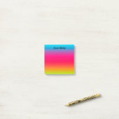 Aangepast blauw, roze en groen/geel post-it® notes (Op bureau)