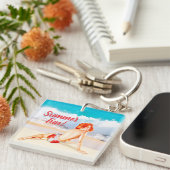 Aangepast, en retro 1950s strand pin-up girl, sleutelhanger (Voorkant Rechts)