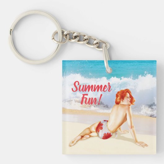 Aangepast, en retro 1950s strand pin-up girl, sleutelhanger (voorkant)