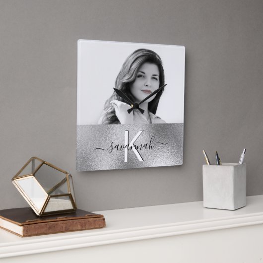 Aangepast foto-monogram zilver naamscript modern vierkante klok (Kantoor)