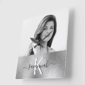 Aangepast foto-monogram zilver naamscript modern vierkante klok (Hoek)