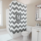 Aangepast grijs en wit Chevrons Monogram Douchegordijn (In situ)