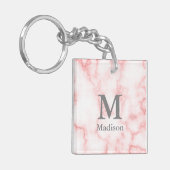 Aangepast grijs monogram en naam op roze marmer sleutelhanger (Voorkant Links)