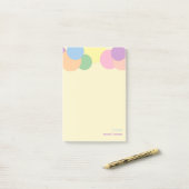 Aangepast kleurrijk cirkelpatroon vanaf het bureau post-it® notes (Op bureau)