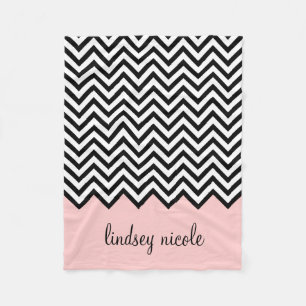 Aangepast monogram zwart-wit en roze Chevron Fleece Deken