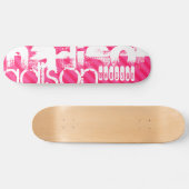 Aangepast wit naampatroon op hotroze strepen skateboard (Horizontaal)